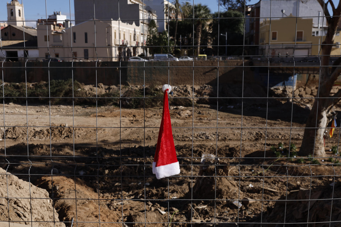 Un gorro de Papa Noel en una valla en el Barranco del Poyo en Paiporta. EFE/ Kai Försterling