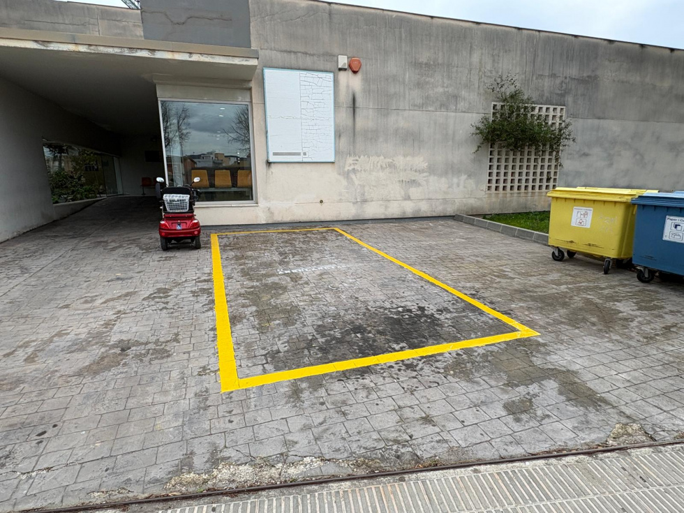 Gata delimita un espacio exclusivo para la ambulancia del Centro de Salud