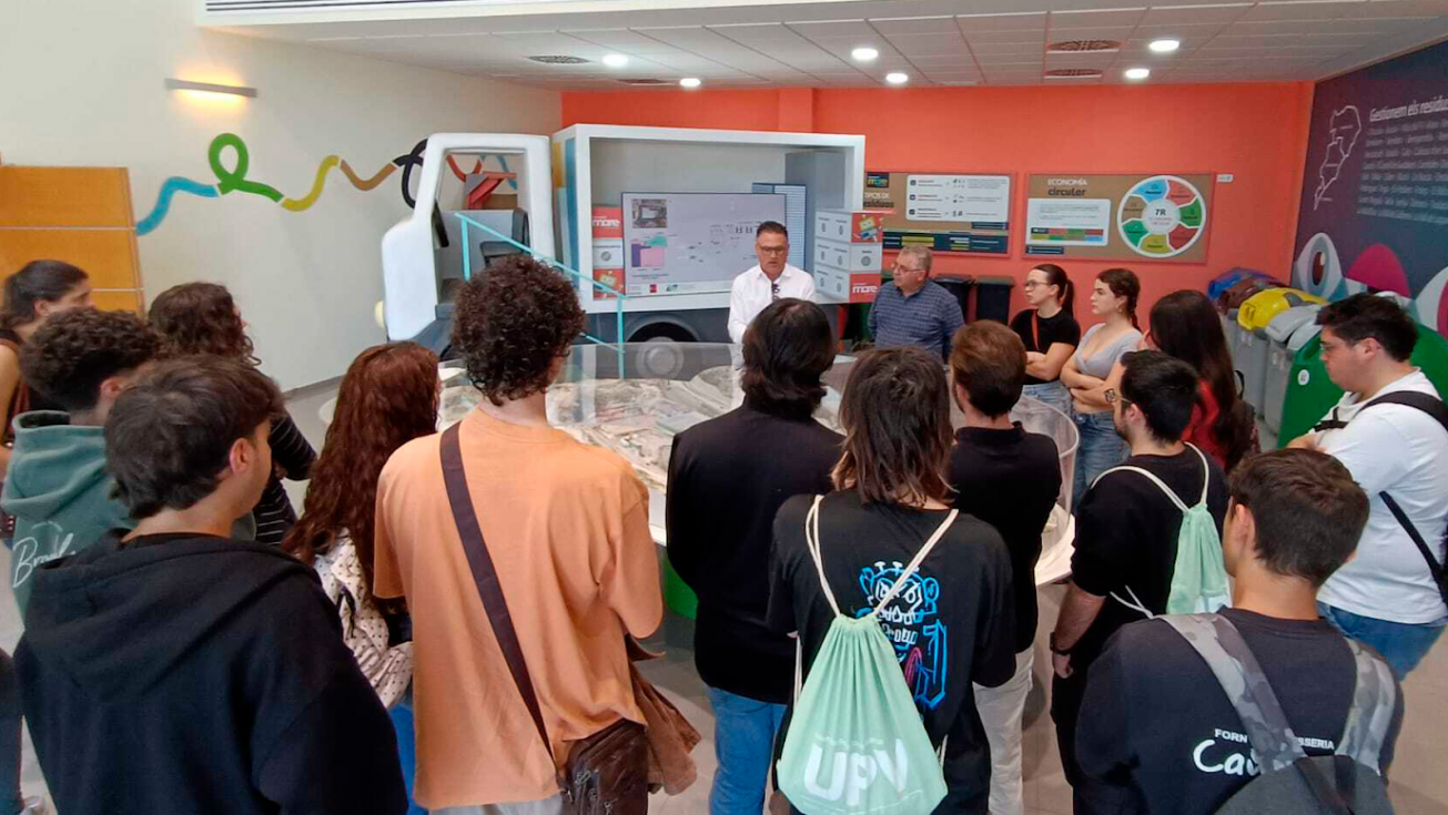 El Complejo Ambiental de El Campello recibe la visita de alumnado de la Universitat Politècnica de València