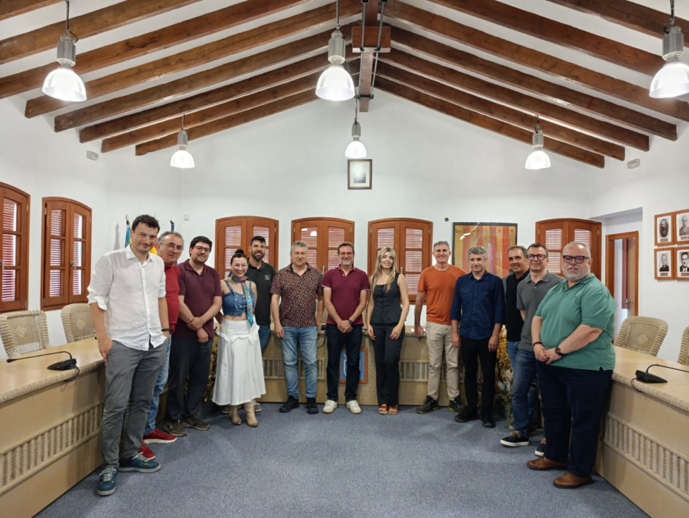 Representantes municipales y t&eacute;cnicos durante la recepci&oacute;n oficial de las obras del Centro de D&iacute;a y CEAC de Gata de Gorgos