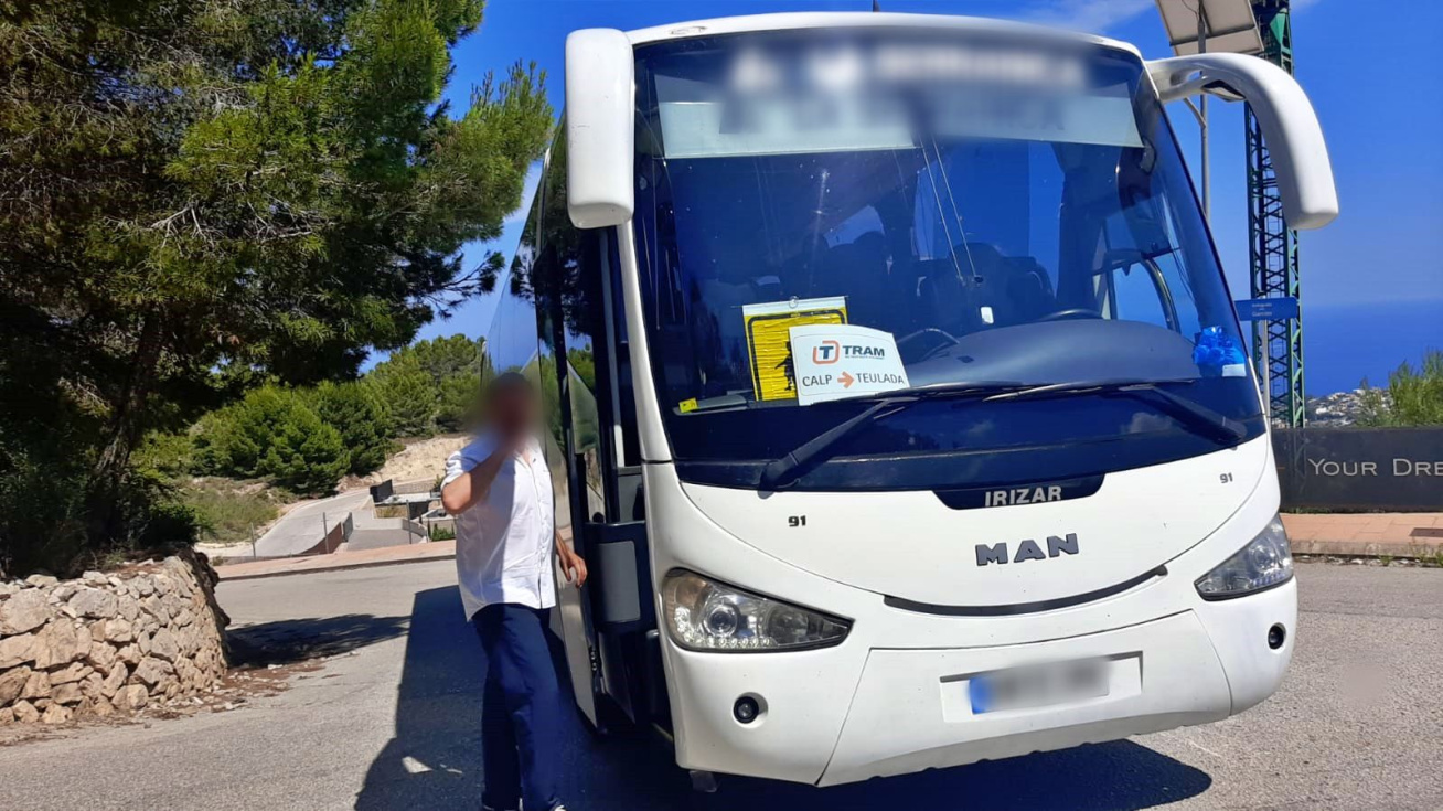 El autobús en el camíno de los Garcías en Benissa
