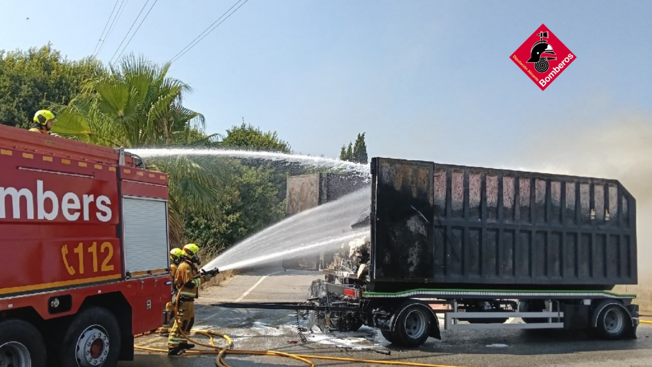 Arde la carga de un tráiler en la N-332 a la entrada de Pedreguer