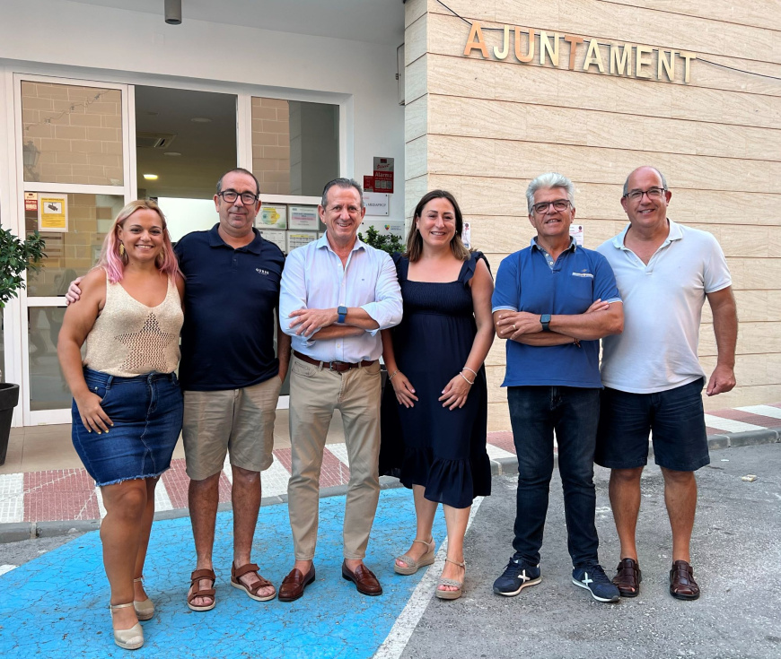 Representantes del Ayuntamiento de Senija y de la Asociación Turístico Empresarial Tot Vall de Pop (ATEVAP) tras el acuerdo para celebrar la décimo-segunda edición de la Feria del Embutido y el Producto Tradicional en el munici