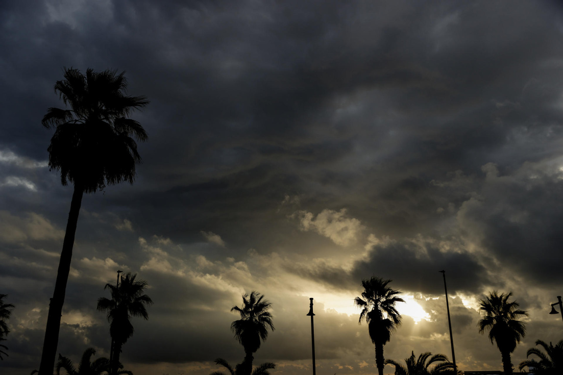 Imagen de archivo de un amanecer con nubes.EFE/ Kai Forsterling