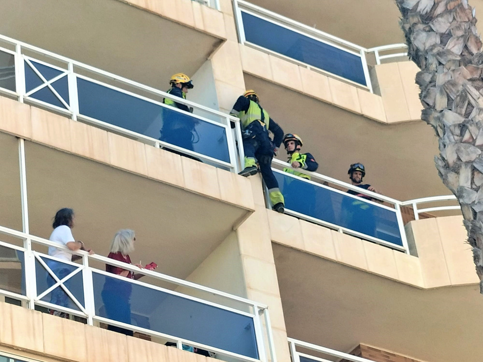 Los bomberos acceden por el balcón / Imagen: Miguel Ángel de Juan