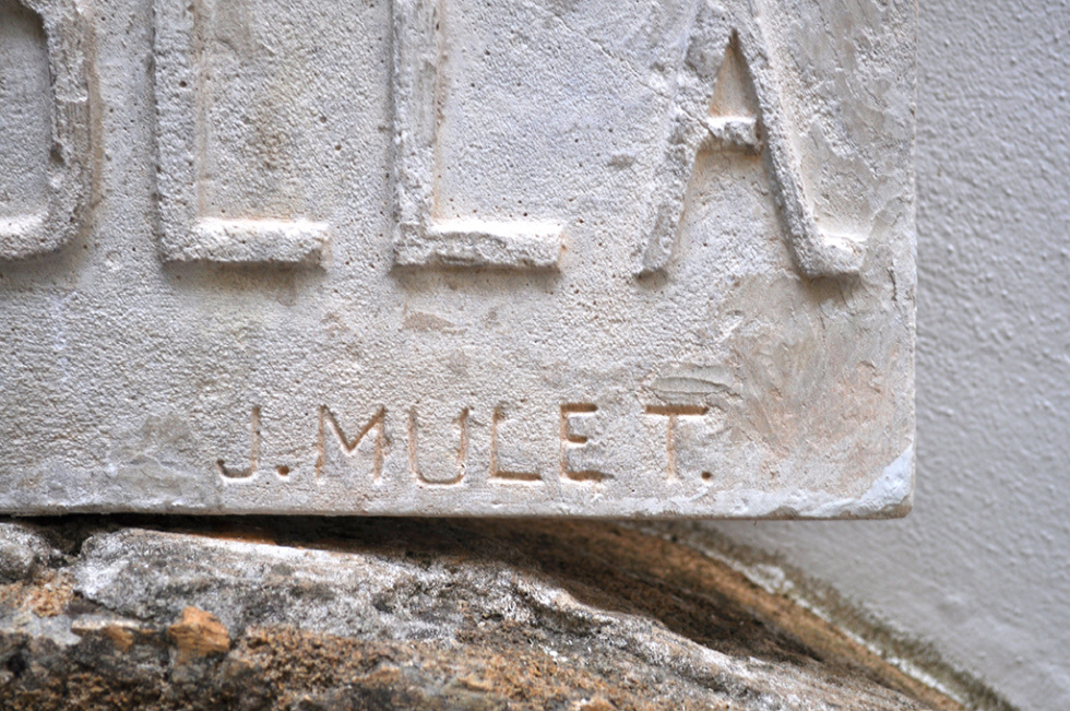 Detalle de la firma de Jaime Mulet en la placa del pintor Joaquín Sorolla (© Museo Soler Blasco)
