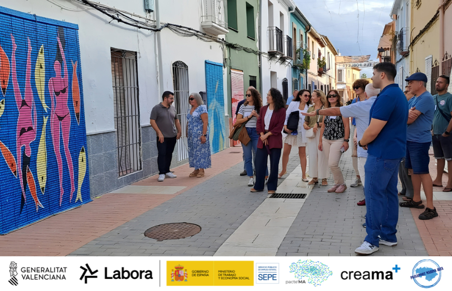 Empresas de la Marina Alta conocen el potencial turístico de Persianes amb Art en Els Poblets