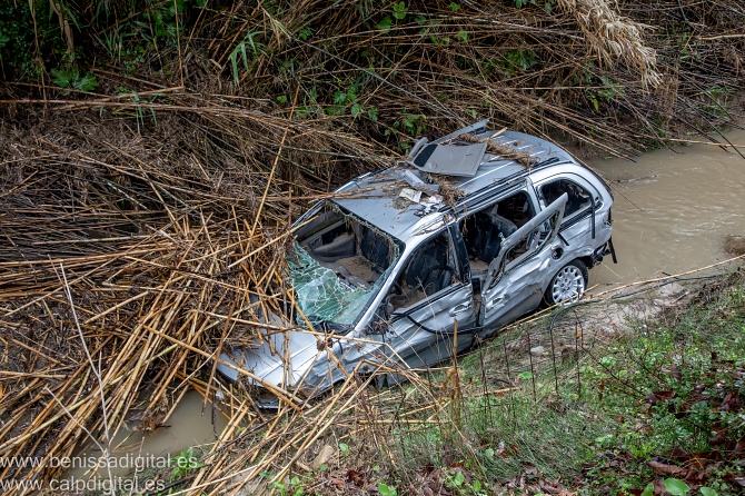 Vehículo accidentado en el barranco del Quisi