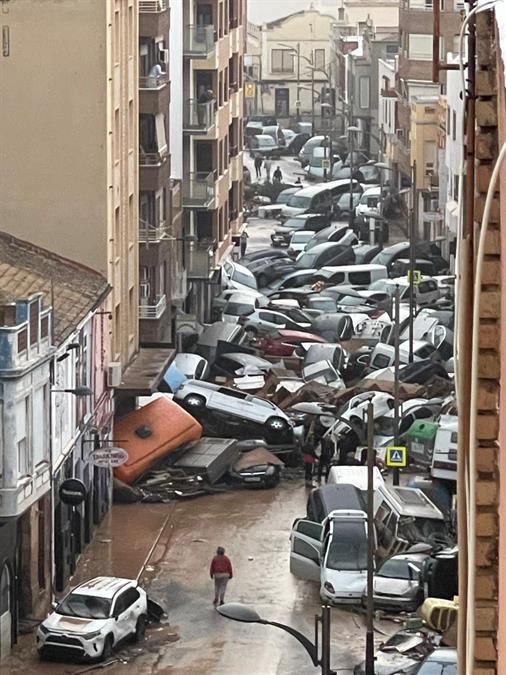 Coches amontonados en una calle del municipio de Alfafar. en una imagen cedida a EFE