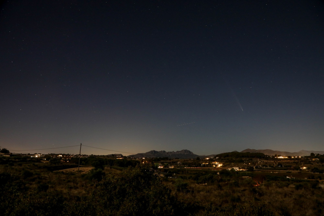 cometa C2023 A3 Tsuchinshan-ATLAS junto a los satélites Starlink