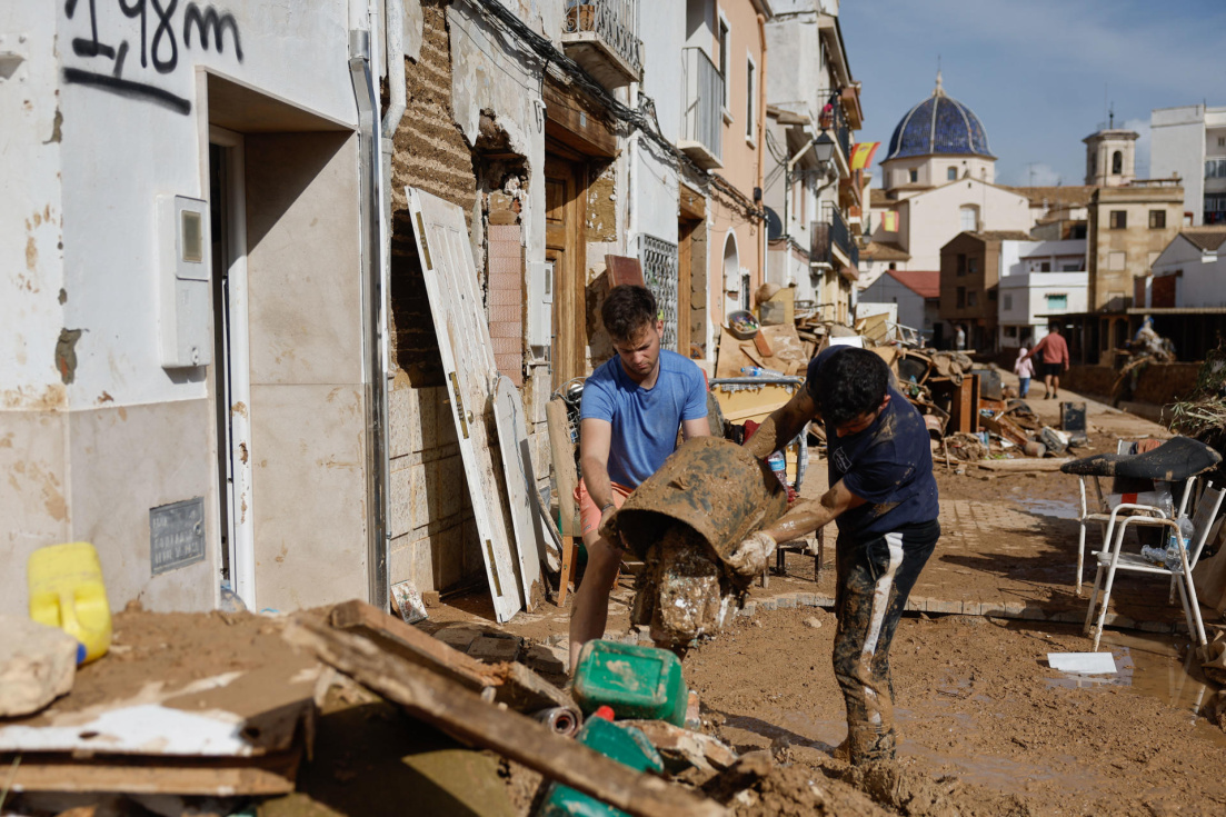 Vecinos de Chiva limpian sus hogares tras la DANA que asolado el sureste español y ha causado más de un centenar de muertos, este jueves. EFE/ Kai Försterling