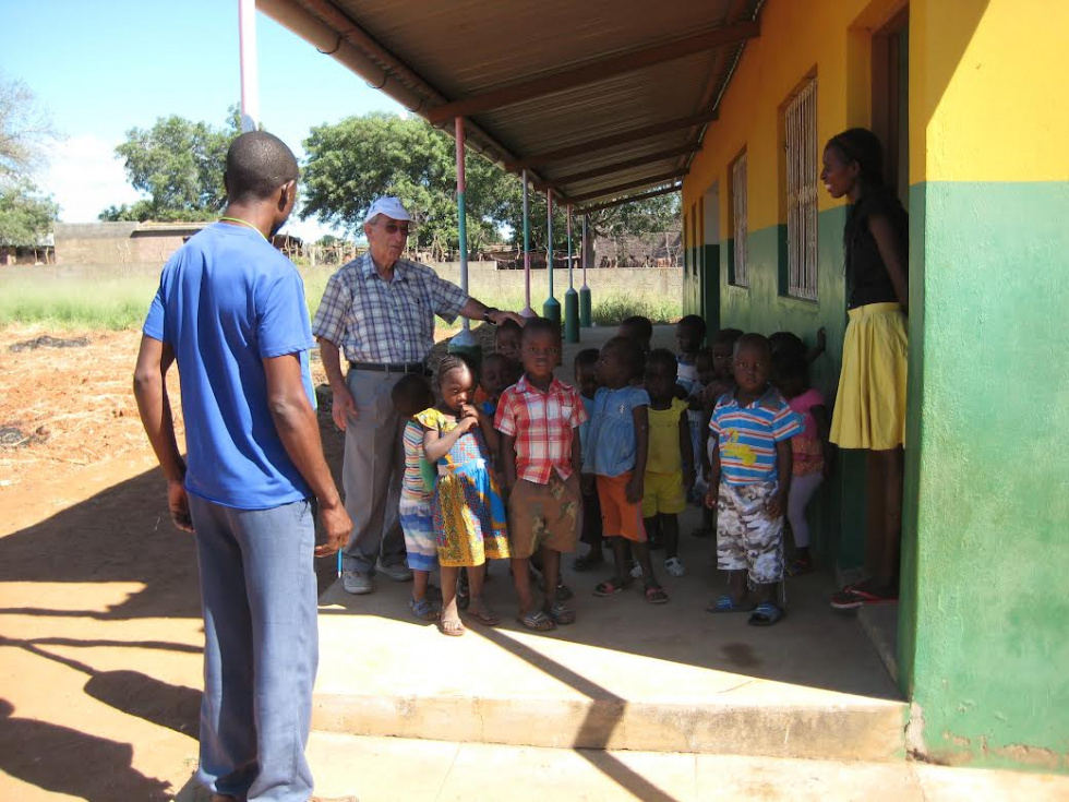 El Pare Vicent Berenguer en una escuela creada por él en Mozambique