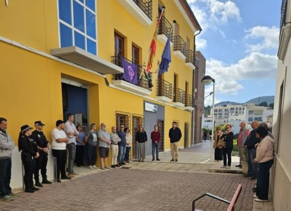 Minuto de silencio celebrado este jueves a las puertas del Ayuntamiento de Gata
