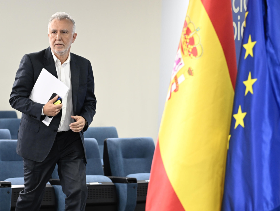 El ministro de Poliítica Territorial, Ángel Víctor Torres, durante la rueda de prensa ofrecida tras participar en el comité de crisis para el seguimiento de los efectos de la DANA, este domingo en el Palacio de La Moncloa. EFE/