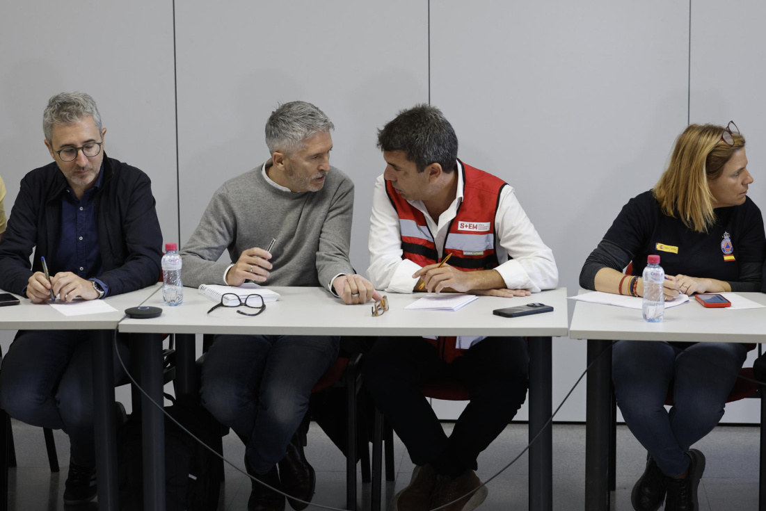 El presidente de la Generalitat, Carlos Mazón (d), conversa con el ministro del Interior, Fernando Grande-Marlaska en el Centro de Control de Emergencias EFE/Kai Försterling