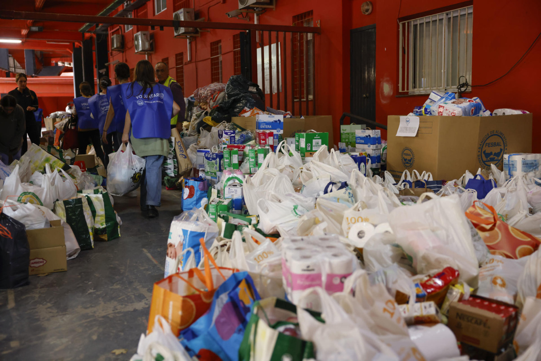 Recogida de alimentos y bienes de primera necesidad para los damnificados por la dana. EFE/Ana Escobar