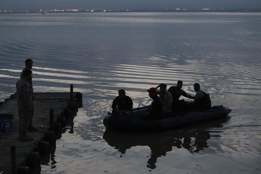 Efectivos de la Armada buscan cadáveres en la zona de la Albufera. EFE/ J.J.Guillen