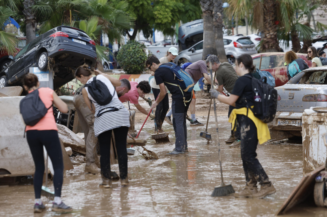 Vecinos y personas de diversas comunidades autónomas trabajan como voluntarios para restablecer la normalidad en Alfafar (Valencia)EFE/ Kai Försterling