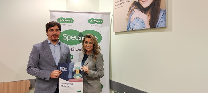 El poeta y escritor Ignacio Díaz Galán con la directora de Specsavers Ópticas en Marbella, Nerea Galdos-Little